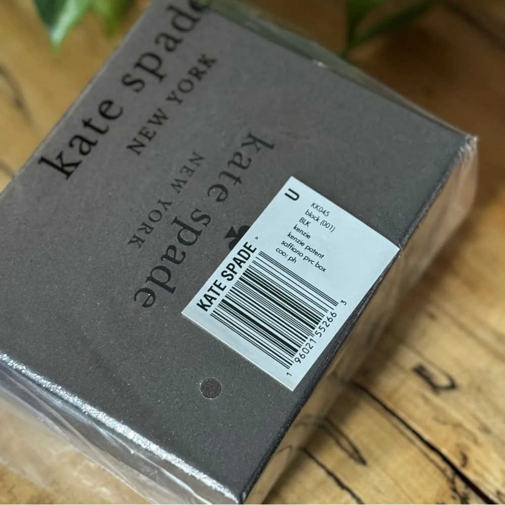 NIB ♠️ Kate Spade ♠️ Kenzie Saffiano Patent Slim Cardholder - Black and Gold